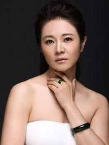 殷彩霞个人资料,才华横溢的艺术家，人生轨迹与艺术成就的完美融合